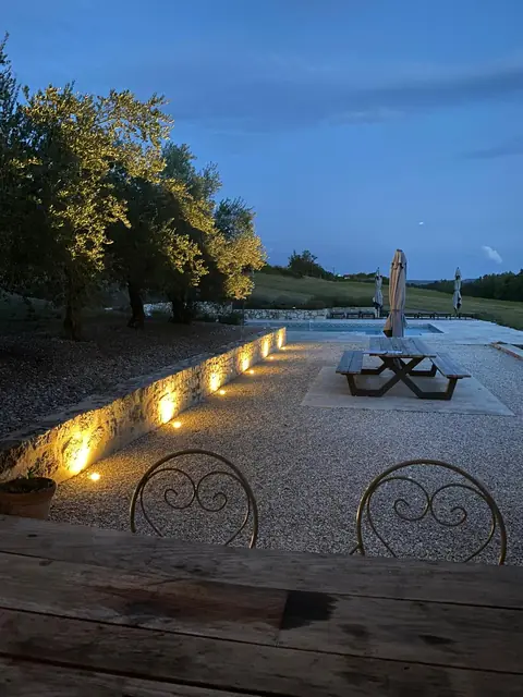 Het terras in het avondlicht