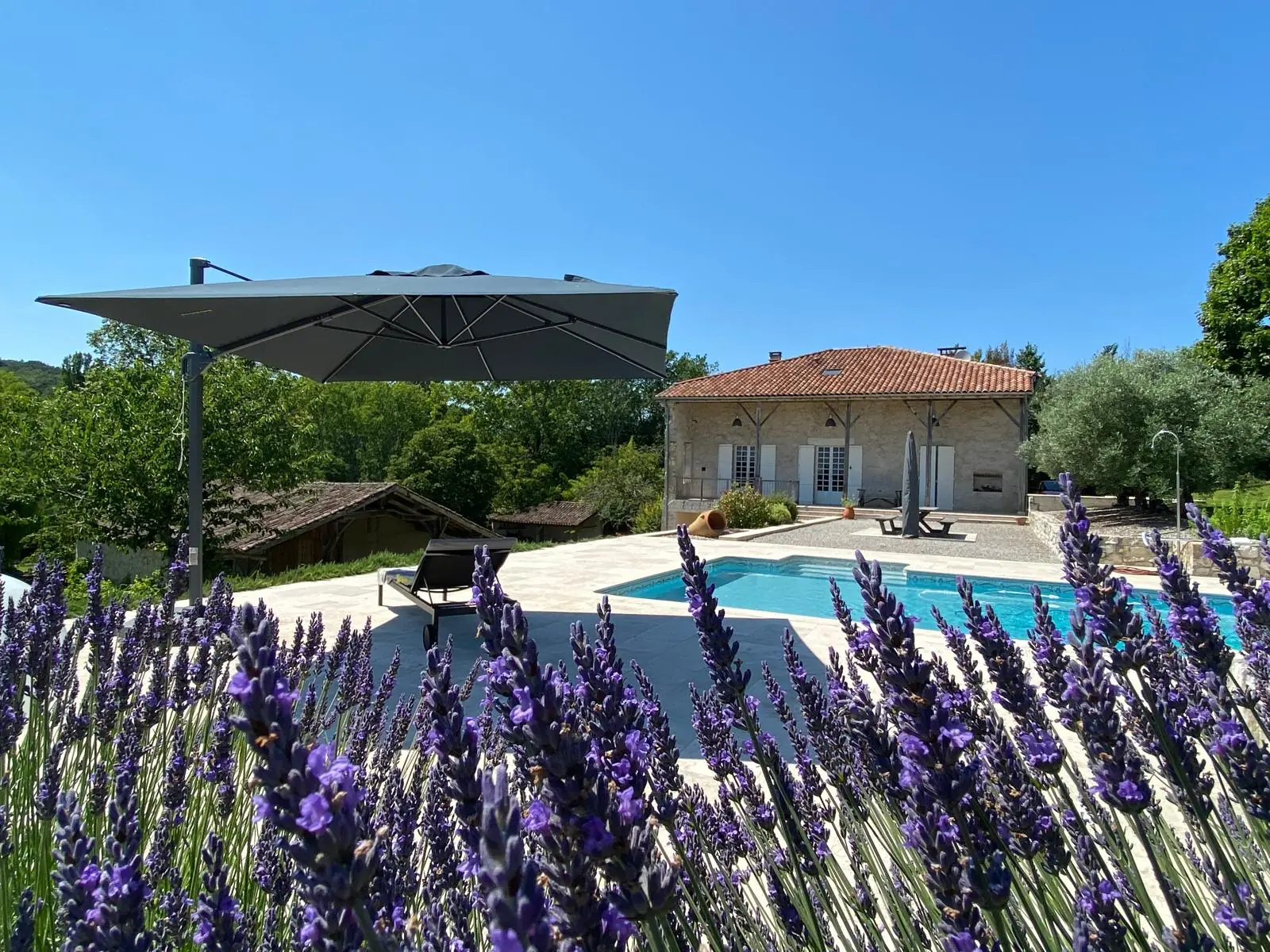 Domaine des Pradiès met privézwembad, terras en lavendel