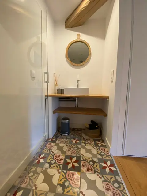 Badkamer met cementtegels en inloopdouche