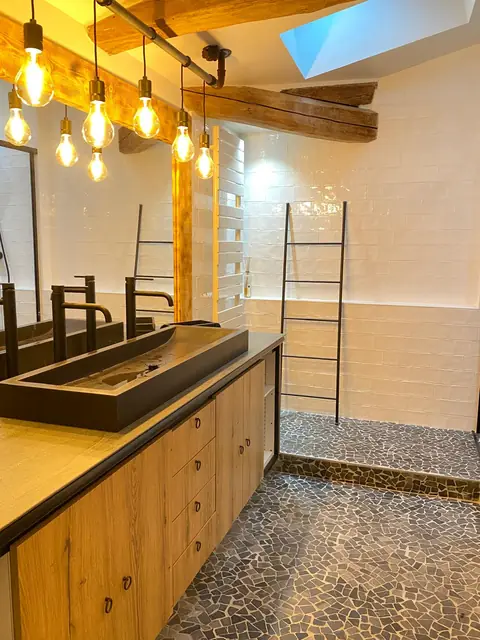 Salle de bains avec double vasque sous les poutres