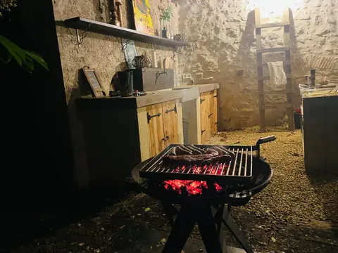 Le barbecue de la cuisine d'été, le soir