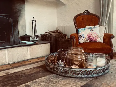 Oranje fauteuil bij de open haard