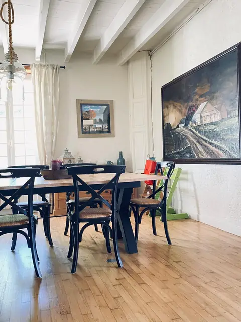 Eetkamer met zicht naar buiten