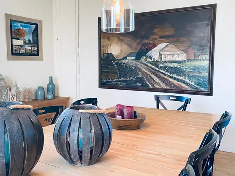 Eettafel voor tien onder de witte balken