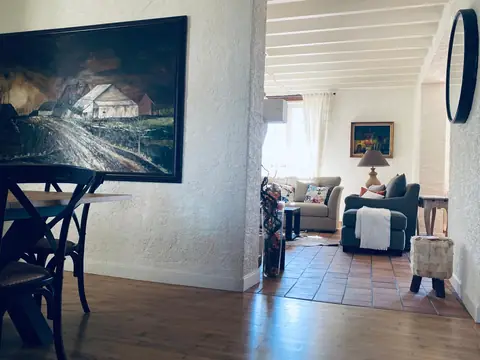 Eetkamer met doorkijk naar de zithoek
