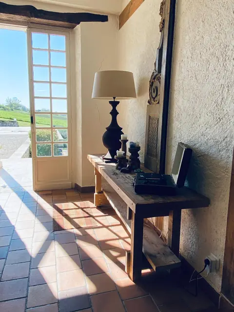 Console met lamp in het ochtendlicht