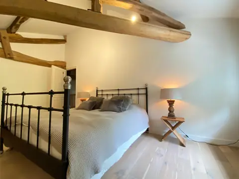 Slaapkamer onder de zichtbare houten dakbalken
