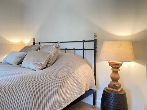 Chambre double au lit en fer forgé, avec lampes de chevet