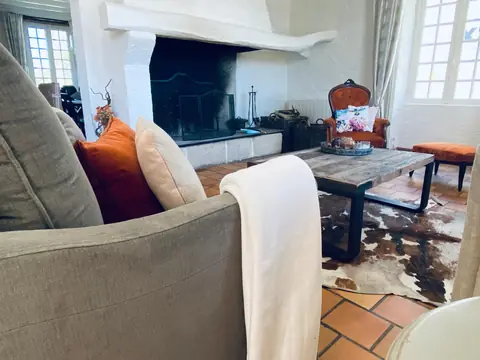 Le séjour avec sa cheminée et son coin salon