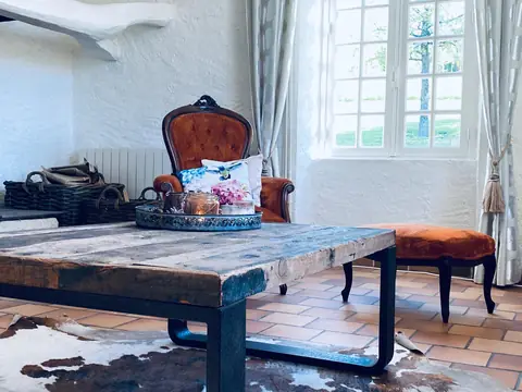 Salontafel en fauteuil bij het raam