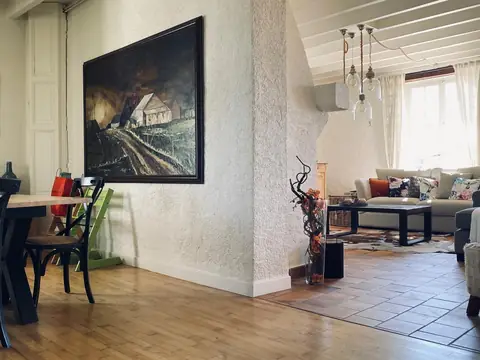 Woonkamer met zithoek en doorkijk naar de eetkamer